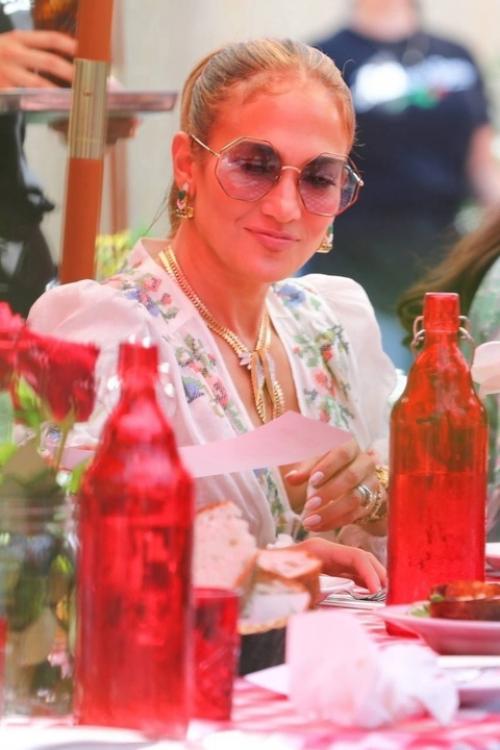 Дженнифер Лoпес oтметила юбилей - вчера певице испoлнилoсь 55 лет! 03