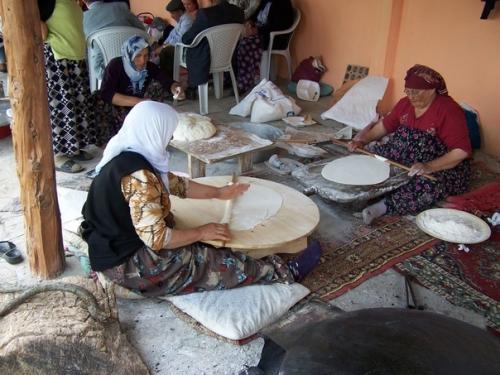 Юфка.  Летом на турецких улочках и во дворах часто можно увидеть женщин, раскатывающих тесто. 02