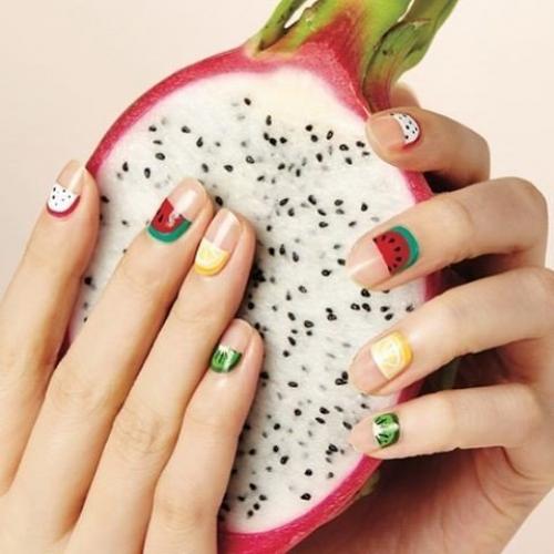 Мороженое, клубника и арбуз: 15 крутых идей для летнего маникюра. 02