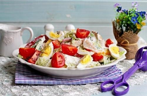 Салат с куриной грудкой, овощами и йогуртом. Салат с куриной грудкой, овощами и йогуртом.
