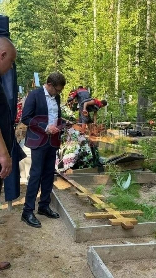 Максим сырников: деревянный крест, алые цветы и корчевников, вглядывающийся в портрет. 01 Максим сырников: деревянный крест, алые цветы и корчевников, вглядывающийся в портрет. 01