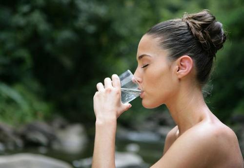 8 действенных советов, которые помогут приучиться пить больше воды. 8 действенных советов, которые помогут приучиться пить больше воды.