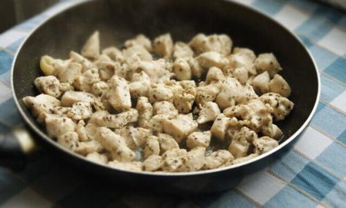 Салат с фасолью, кукурузой, курицей. 01