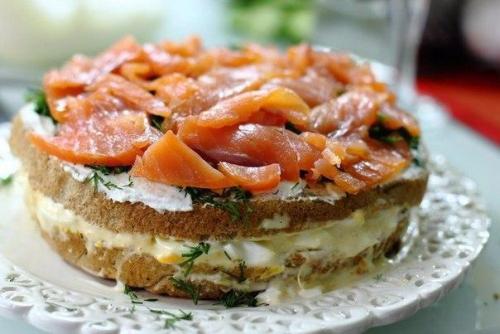 Бутербродный торт с семгой и креветками. Бутербродный торт с семгой и креветками.