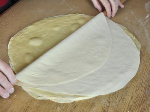 Юфка.  Летом на турецких улочках и во дворах часто можно увидеть женщин, раскатывающих тесто. 01