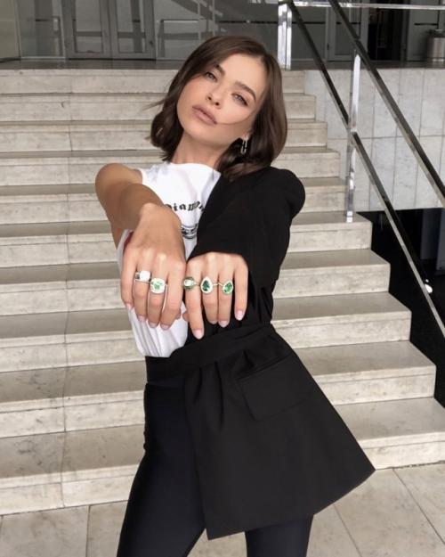 Кто-то: девушкам абсолютно не идут костюмы. 05