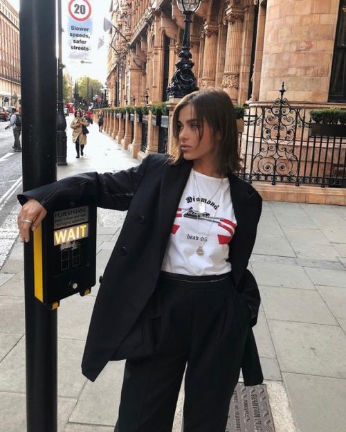 Кто-то: девушкам абсолютно не идут костюмы. 07