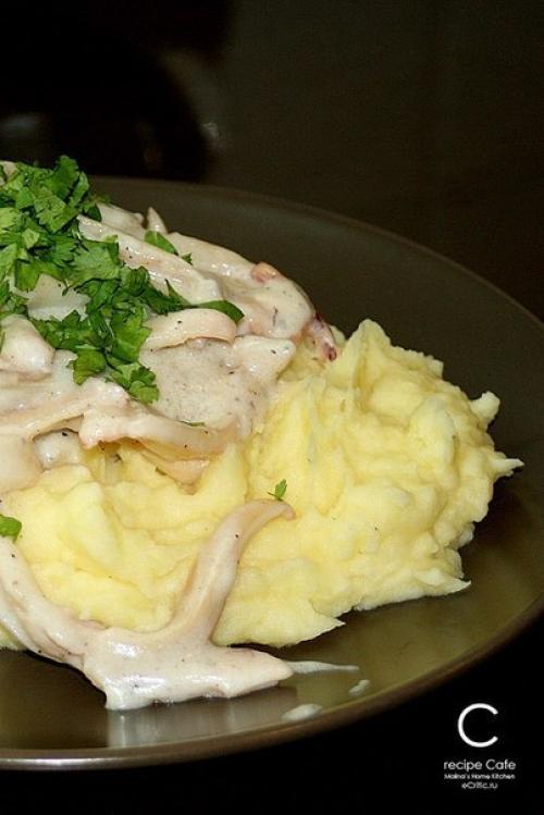 Нежный кальмар в сметанном соусе. Нежный кальмар в сметанном соусе.