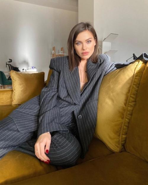 Кто-то: девушкам абсолютно не идут костюмы. 01