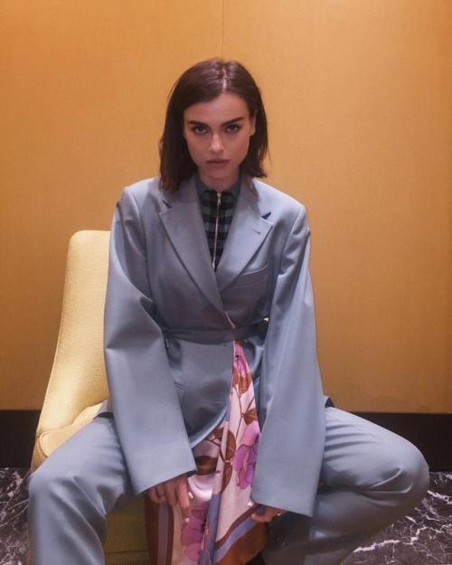 Кто-то: девушкам абсолютно не идут костюмы. 02