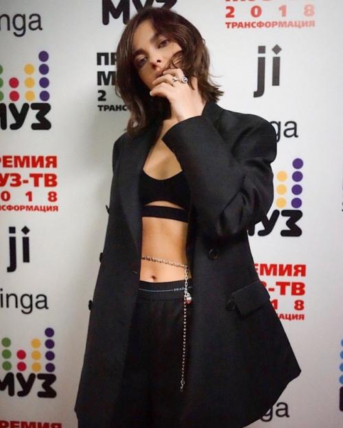 Кто-то: девушкам абсолютно не идут костюмы. 06