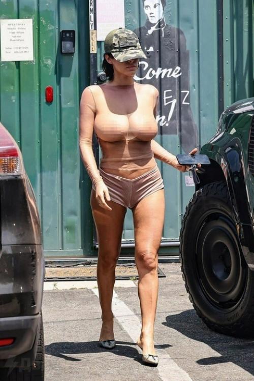 Жене канье уэста грозит до полугода тюрьмы за то, что она появилась на улице в Лос-анджелесе с обнажённой грудью, что запрещено местными законами. 08