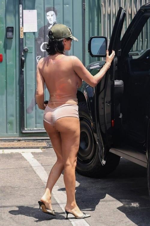 Жене канье уэста грозит до полугода тюрьмы за то, что она появилась на улице в Лос-анджелесе с обнажённой грудью, что запрещено местными законами. 06