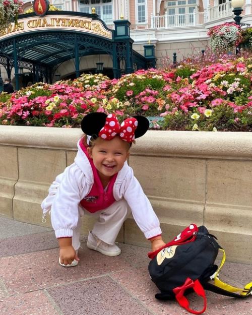 Ханна яркими фото из семейной поездки в Диснейленд поделилась. 01