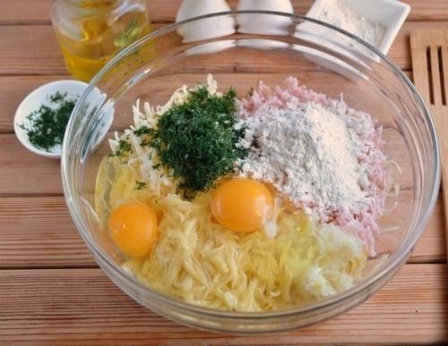 Мы готовим вкуснейшие дранички с ветчиной, сыром и зеленью. 03