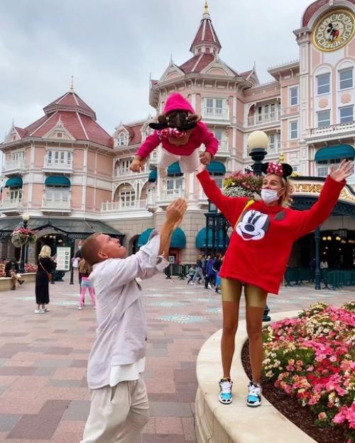 Ханна яркими фото из семейной поездки в Диснейленд поделилась. 02