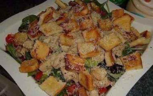 Цезарь с курицей и классическим соусом. Цезарь с курицей и классическим соусом.