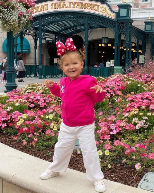 Ханна яркими фото из семейной поездки в Диснейленд поделилась. 04