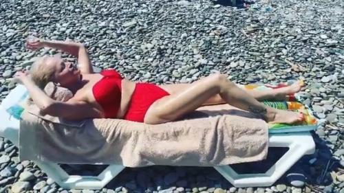 Лариса долина не стесняется и во всю показывает свою фигуру в купальнике. 03