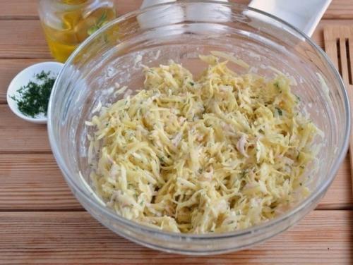 Мы готовим вкуснейшие дранички с ветчиной, сыром и зеленью. 04