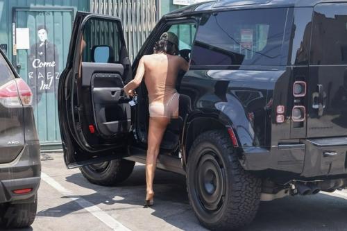 Жене канье уэста грозит до полугода тюрьмы за то, что она появилась на улице в Лос-анджелесе с обнажённой грудью, что запрещено местными законами. 07