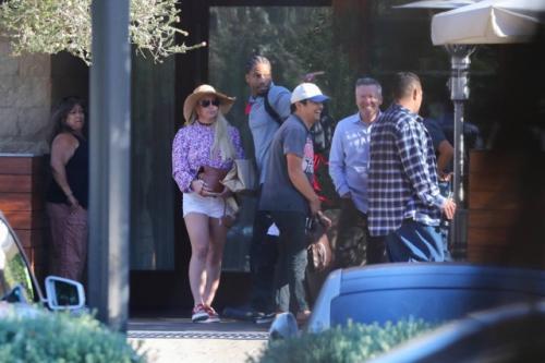 Бритни Спирс снова начала встречаться со своим домработником, который имеет криминальное прошлое, с которым у нее произошла драка в отеле. 01