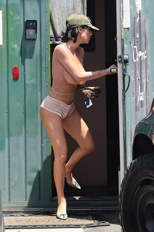 Жене канье уэста грозит до полугода тюрьмы за то, что она появилась на улице в Лос-анджелесе с обнажённой грудью, что запрещено местными законами. 01