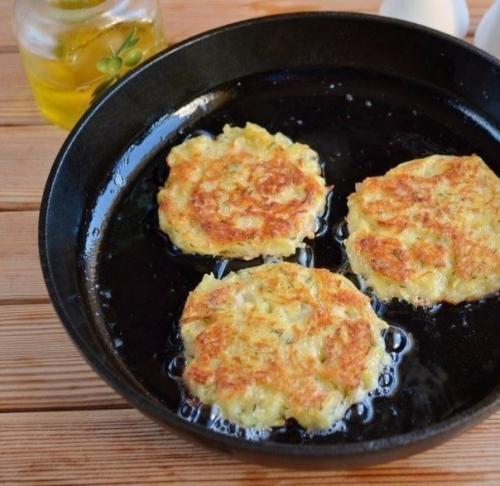 Мы готовим вкуснейшие дранички с ветчиной, сыром и зеленью. 06