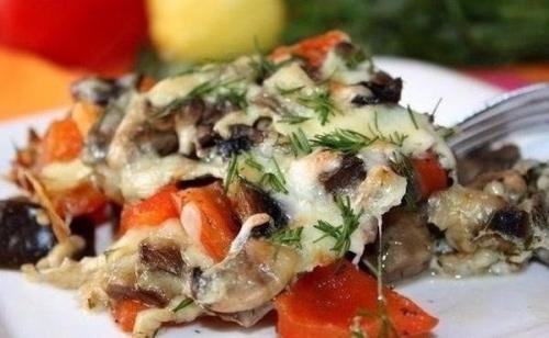 Запечённые баклажаны с грибами и перцем.