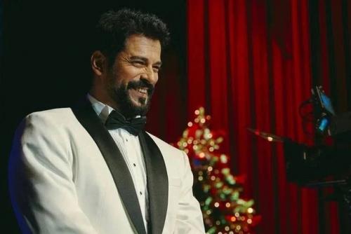 Бурак озчивит прибыл в Россию и принял участие в новогоднем фильме с актером рузилем минекаевым, который известен по сериалу Слово Пацана. 01