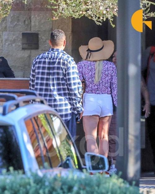 Бритни Спирс снова начала встречаться со своим домработником, который имеет криминальное прошлое, с которым у нее произошла драка в отеле. 03