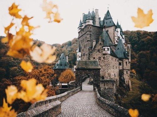 Август - прелюдия к осени, уже начинаешь понемногу чувствовать дуновение осенней меланхолии. 02