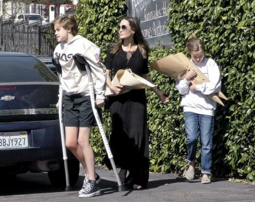 13-Летняя дочь Анджелины Джоли больше не дочь. 02