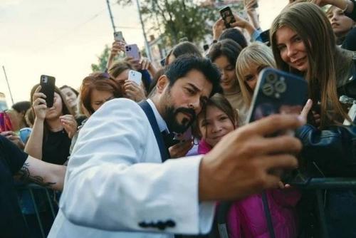 Бурак озчивит прибыл в Россию и принял участие в новогоднем фильме с актером рузилем минекаевым, который известен по сериалу Слово Пацана. 02