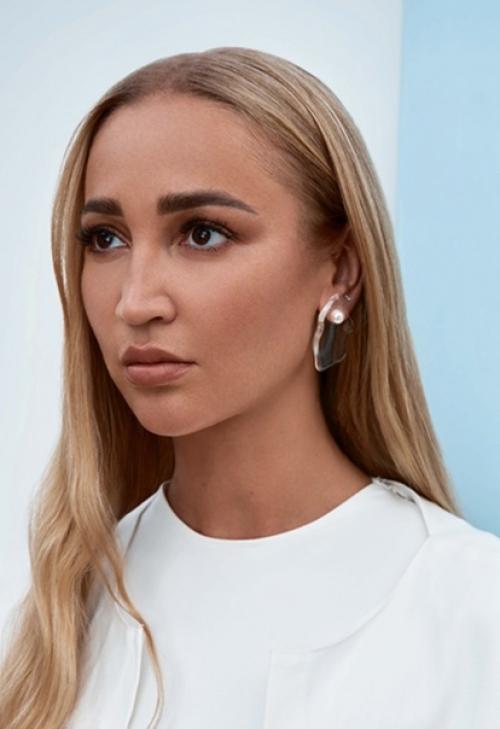 Ольгу Бузову сравнили с Аллой Пугачевой, мадонной и агилерой. 04