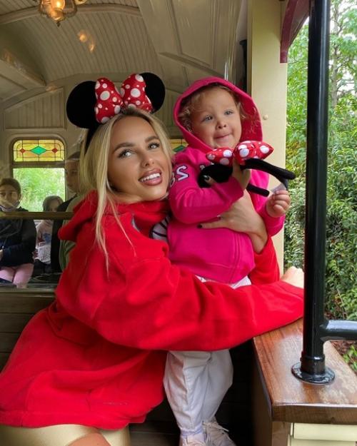 Ханна яркими фото из семейной поездки в Диснейленд поделилась. 03