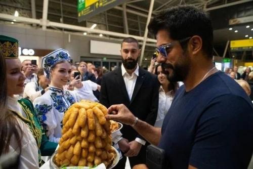 Бурак озчивит прибыл в Россию и принял участие в новогоднем фильме с актером рузилем минекаевым, который известен по сериалу Слово Пацана. 03