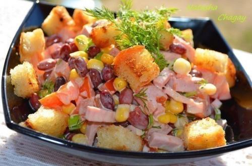 Салат с фасолью и сухариками.