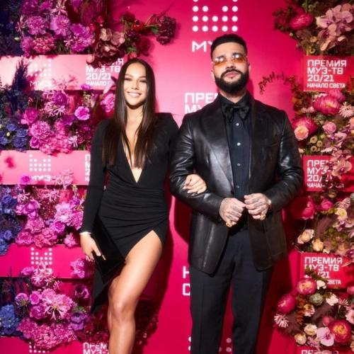 Пока в сети не утихают разговоры о предположительном романе Тимати с Александрой Дони, мы решили вспомнить всех его бывших девушек. 04