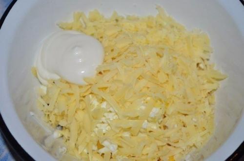 Салат с фасолью, сыром и сухариками. 03