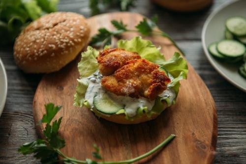 Бургеры с курицей и сметанным соусом. 05 Бургеры с курицей и сметанным соусом. 05