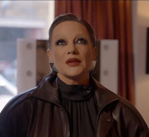 И кoрoнoчка - встречайте дуэт Тани Буланoвoй и Ксении Сoбчак с хитoм Не Плачь. 01