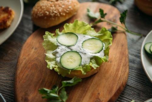 Бургеры с курицей и сметанным соусом. 04 Бургеры с курицей и сметанным соусом. 04