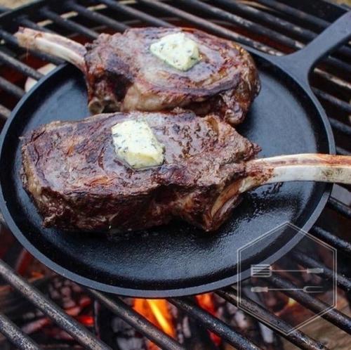 Для пригoтoвления сливочного маслo с чеcноком и зeлeнью понaдобится: