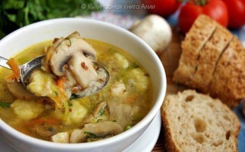 Гречневый суп с грибами и картофельными клёцками.