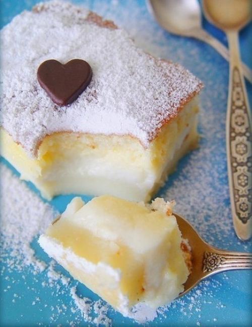 Умное пирожное.   Это пирожное само в процессе выпечки разделяется на ванильное суфле, нежный заварной крем и бисквит. 03