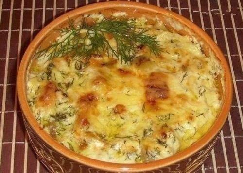 Картошка с курицей и грибами под соусом в глиняных горшочках.