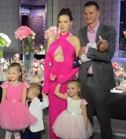 Анастасия Костенко сделала пластическую операцию, чтобы избавиться от Слипшейся груди. 01