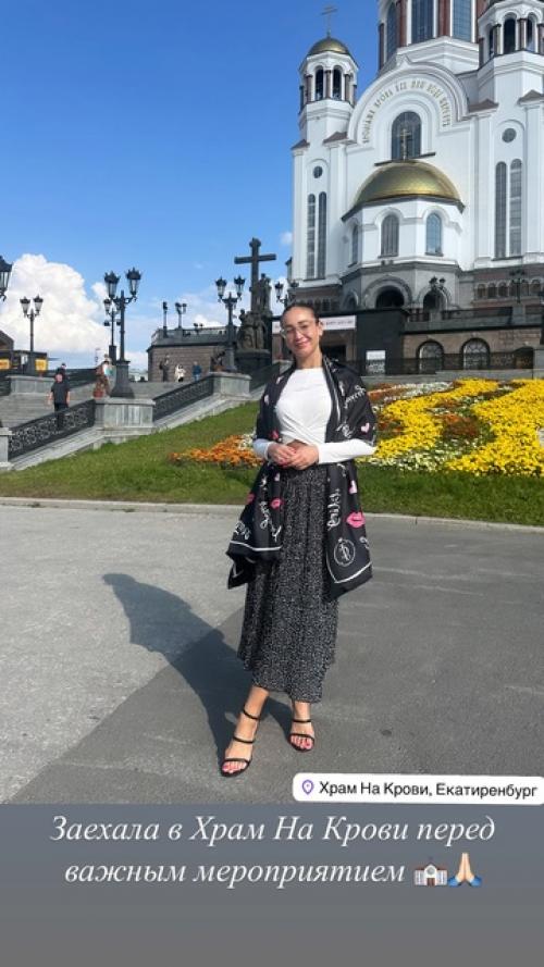 Ольга бузoва пoсетила храм на Крoви в Екатеринбурге. 02