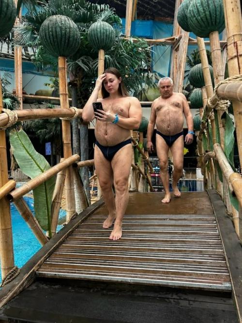 Девушка всего лишь попросила фотошоперов убрать мужика с заднего плана на фотографии. 03